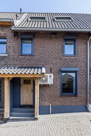 Te koop: Een woning voor de toekomst met een energielabel van A+++ met een multifunctionele ruimte      (ca 25 m2) en tuin met eiken overkapping en grote eiken carport in het Heuvelland.